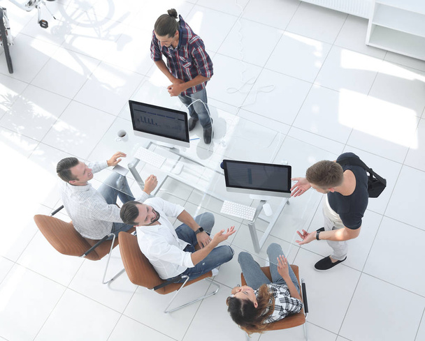 .employees discuss ideas at your Desk - Фото, зображення