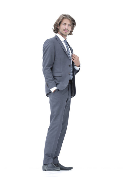 бізнесмен випрямляє краватку ізольовано на білому тлі
 - Фото, зображення