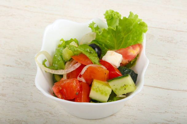 Греческий салат с оливками и сыром фета - Фото, изображение
