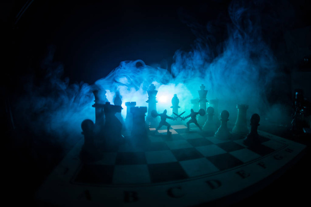 Середньовічна битва сцени з кінноти і піхоти на Шаховій дошці. Шахи ігрового поля концепція бізнес-ідей та ідей, конкуренції та стратегії шахів цифри на темному тлі з димом і туман. - Фото, зображення