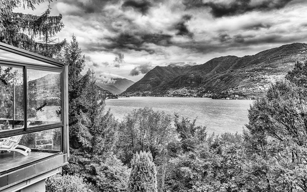 コモ湖、ブルナーテ、イタリアの町から見た景色 - 写真・画像