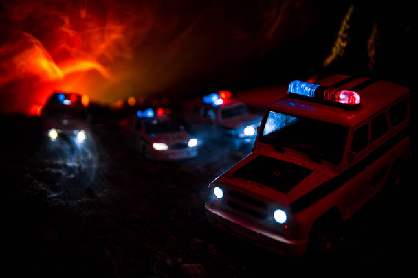 Politieauto achtervolgt 's nachts een auto met mist achtergrond. 911 Noodhulpdiensten politie auto rijdt naar de plaats van de misdaad. Selectieve focus - Foto, afbeelding