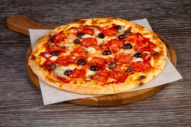Heerlijke "De Olivia Gorgonzola" pizza met salami en olijven - Foto, afbeelding