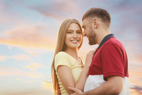 glückliches junges Paar auf weißem Hintergrund - Foto, Bild