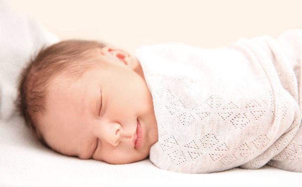 Rozkošný novorozené dítě spí v posteli - Fotografie, Obrázek