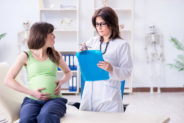 Terhes nő rendszeres kivizsgálás céljából orvoshoz megy - Fotó, kép
