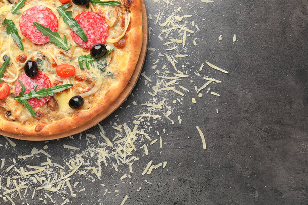 Herkullinen pizza tomaateilla ja makkaralla pöydällä, ylhäältä
 - Valokuva, kuva