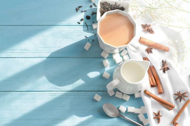 Composição com xícara de chá e leite na cor de fundo de madeira
 - Foto, Imagem