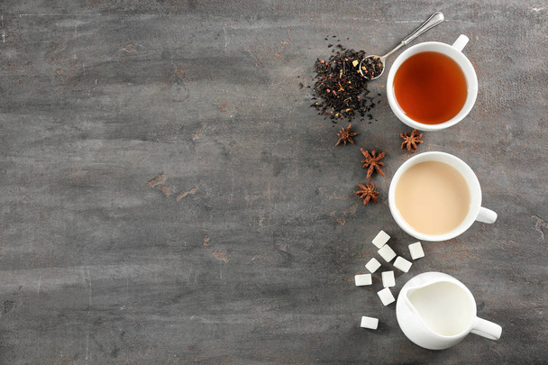 Mieszkanie świeckich skład z herbaty, mleka i cukru na szarym tle - Zdjęcie, obraz