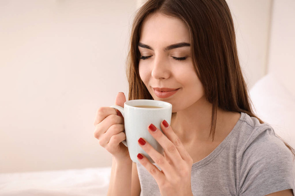 Το πρωί της όμορφη νεαρή γυναίκα που πίνει καφέ στο σπίτι - Φωτογραφία, εικόνα