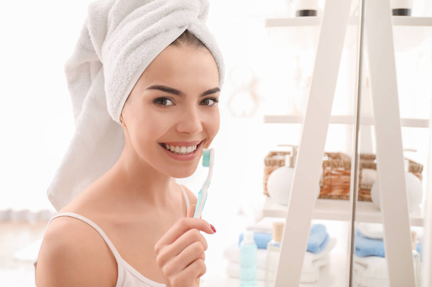 Rano z piękną, młodą kobietę, czyszczenie zębów w łazience - Zdjęcie, obraz
