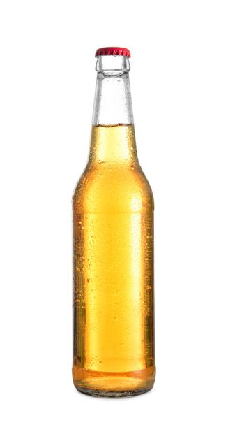 Γυάλινο μπουκάλι της κρύας μπύρας σε λευκό φόντο - Φωτογραφία, εικόνα