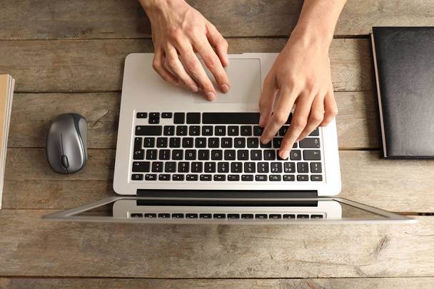 Joven freelancer usando laptop en casa, vista superior
 - Foto, imagen