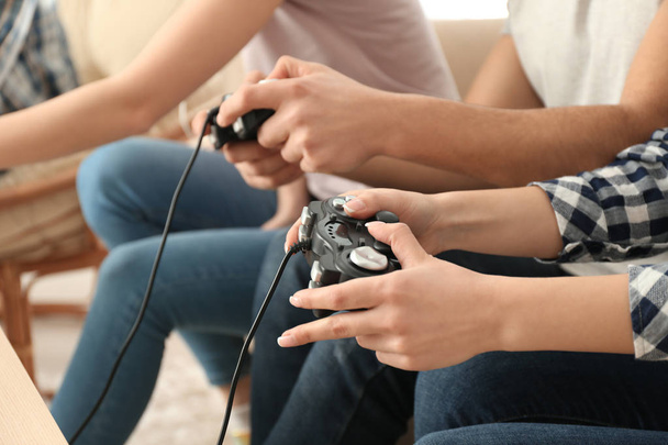 Jeunes gens jouant à des jeux vidéo à la maison, gros plan
 - Photo, image