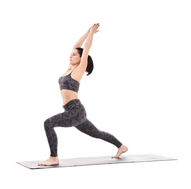 Mujer joven practicando yoga sobre fondo blanco - Foto, Imagen