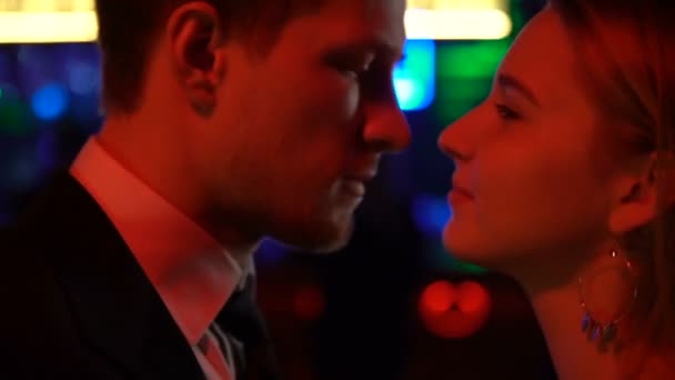 schönes Paar genießt perfektes Date bei Nacht-Club-Party, Zweisamkeit Nahaufnahme - Filmmaterial, Video