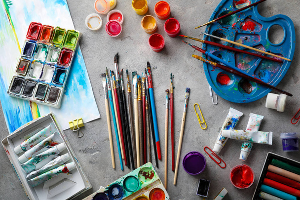 Кисти и краски профессионального художника на столе
 - Фото, изображение