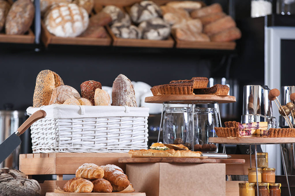 Erilaisia herkullisia leivonnaisia leipomossa
 - Valokuva, kuva