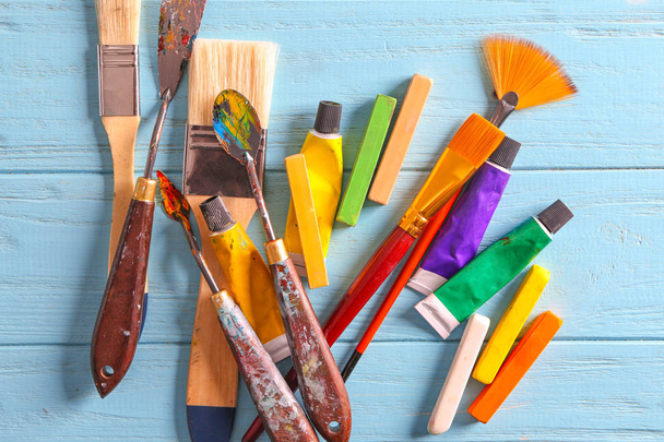 Εργαλεία και χρώματα του επαγγελματία καλλιτέχνη σε φόντο ξύλινη - Φωτογραφία, εικόνα