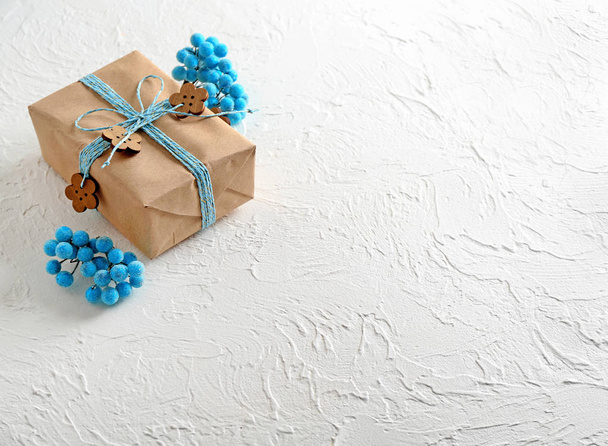 Gyönyörű karácsonyi ajándék doboz fehér texturált háttér - Fotó, kép