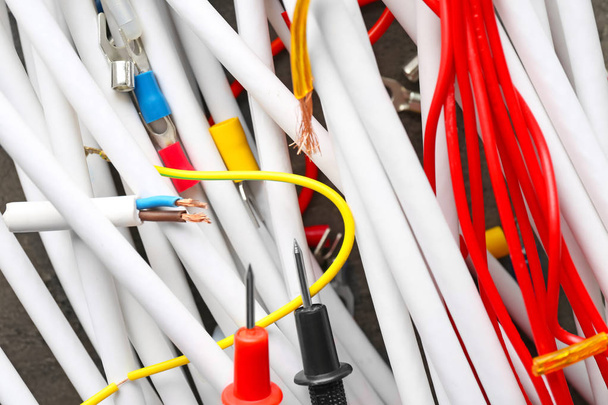 Электрические кабели с кончиками мультиметра, крупным планом
 - Фото, изображение