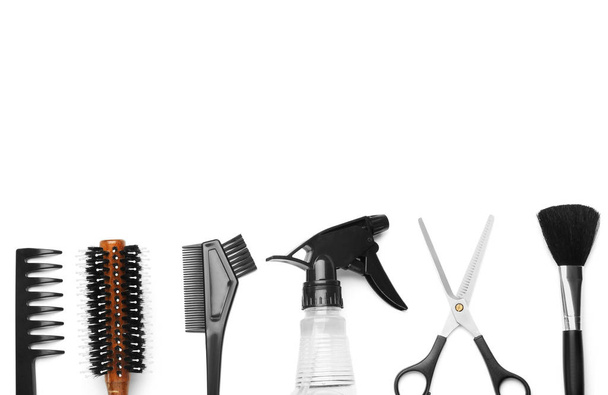 Профессиональные принадлежности для парикмахеров на белом фоне
 - Фото, изображение