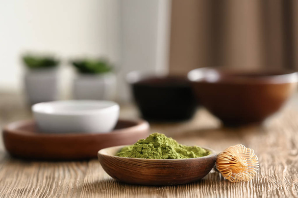 Miska z proszku matcha zielonej herbaty i śmigać na stole - Zdjęcie, obraz