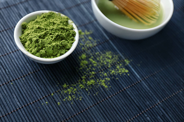 Kom van groene matcha thee op bamboe mat - Foto, afbeelding