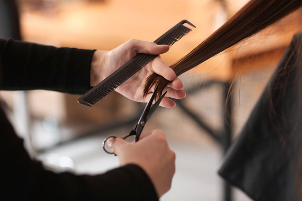 Profesjonalny fryzjer pracujący z klientem w salonie - Zdjęcie, obraz