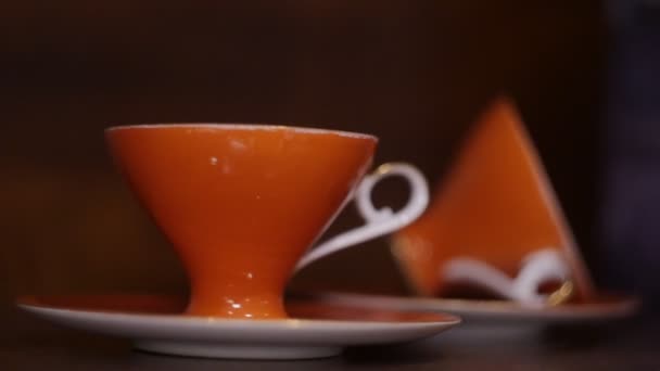 deux tasses orange de thé ou de café
 - Séquence, vidéo