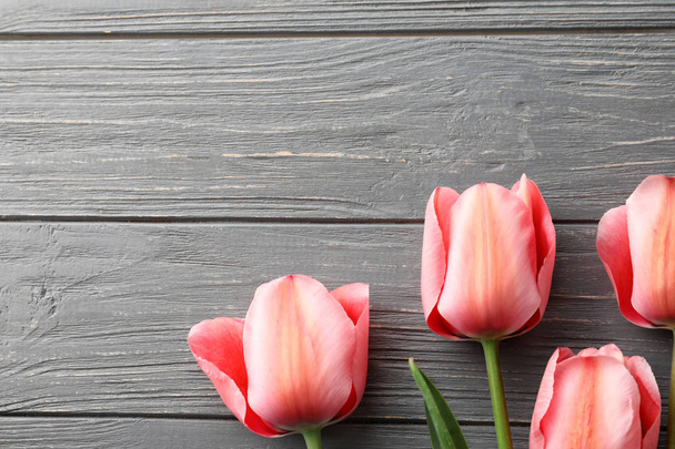 hermosos tulipanes sobre fondo de madera - Foto, Imagen
