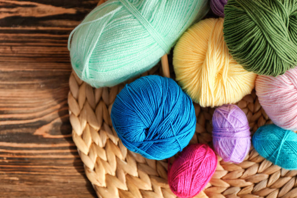 Fils à tricoter colorés sur tapis en osier
 - Photo, image