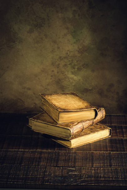 alte Bücher Jahrgang auf Holzboden und Papier gealterten Hintergrund oder Textur. - Foto, Bild