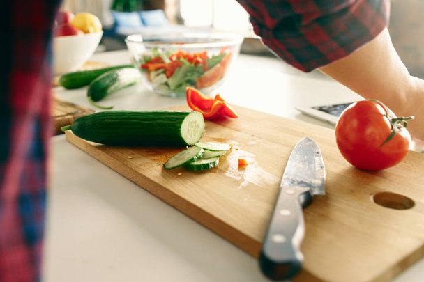 Sağlıklı gıda kavramı. Sağlıklı vejetaryen basit evde mutfakta yemek salata kadın eller yukarı kapatın - Fotoğraf, Görsel