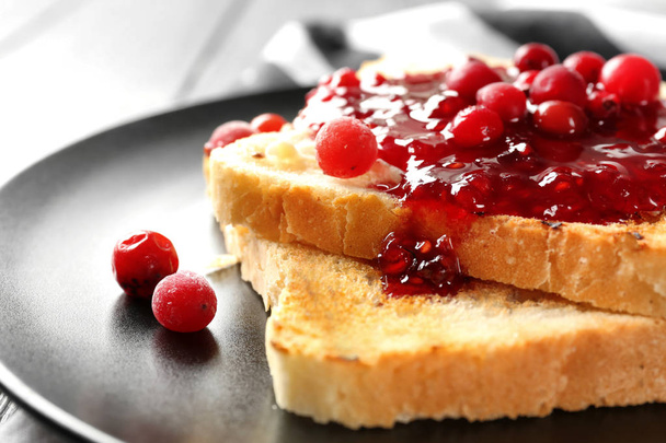 Тарелка с вкусными сладкими тостами на столе, крупным планом
 - Фото, изображение