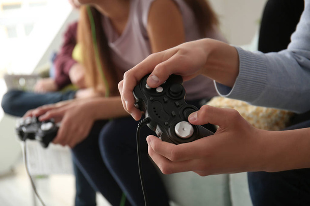Les adolescents jouent à des jeux vidéo à la maison, gros plan
 - Photo, image