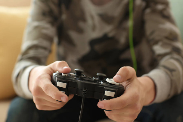 Adolescente jugando videojuegos en casa, primer plano
 - Foto, imagen