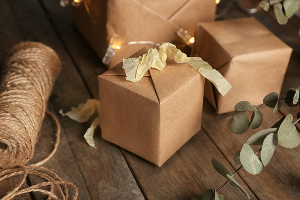 Stijlvolle geschenkbox op houten tafel - Foto, afbeelding