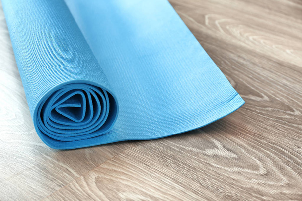 Matę do jogi na podłogi drewniane - Zdjęcie, obraz