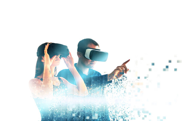 Egy fiatal nő és egy fiatal férfi a virtuális valóság szemüveg a szétdarabolt pixel. A koncepció a modern technológiák és a jövő technológiáinak. VR szemüveg. - Fotó, kép