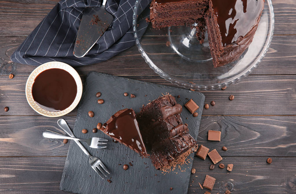 木製のテーブルに美味しいチョコレート ケーキを組成 - 写真・画像