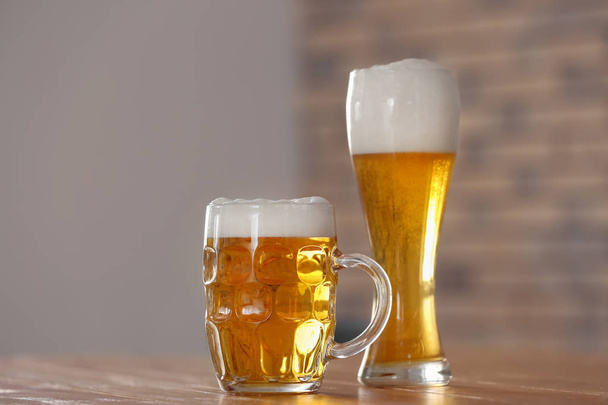 Vasos con cerveza en la mesa en el bar
 - Foto, imagen