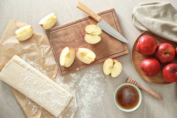 Інгредієнти для випічки з яблуками на столі
 - Фото, зображення