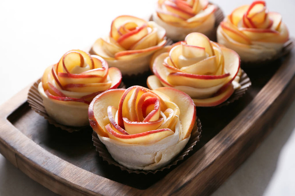 木の板に生バラの形をしたリンゴ菓子 - 写真・画像