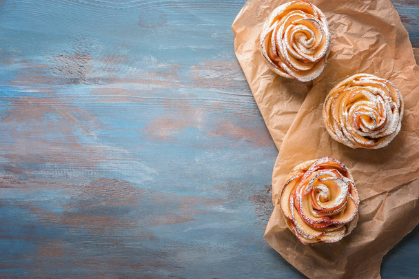 Sabroso pastel de manzana en forma de rosa en la mesa de madera
 - Foto, Imagen