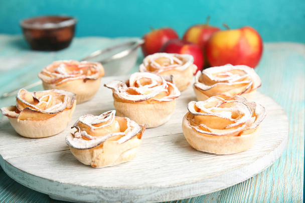 Smaczny apple róże z ciasta francuskiego na desce - Zdjęcie, obraz