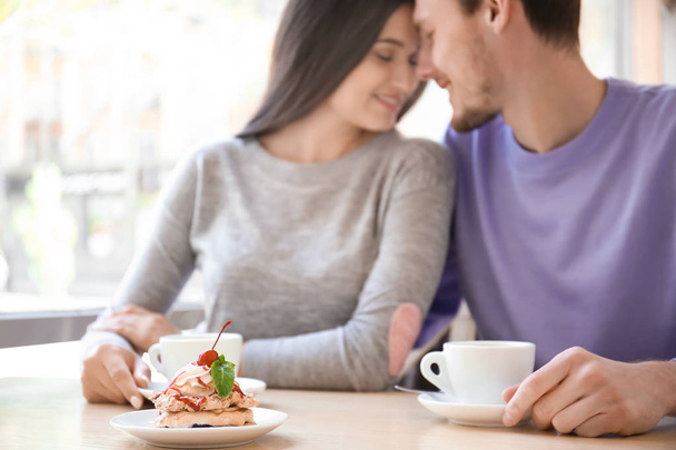 У счастливой пары романтическое свидание в кафе
 - Фото, изображение