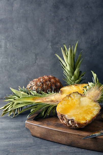 Доска с вкусными ананасами на столе
 - Фото, изображение
