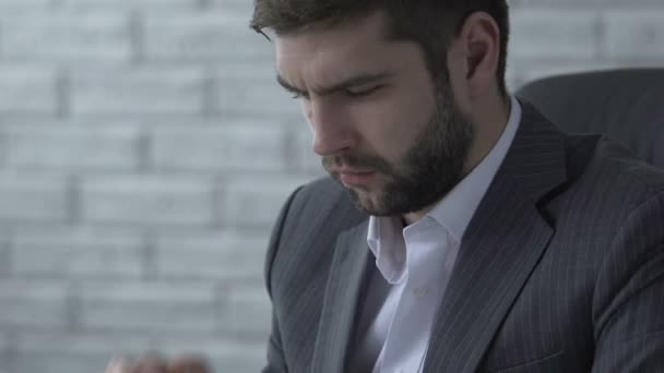 Overworked office manager feels headache, responsible for difficult project - Séquence, vidéo