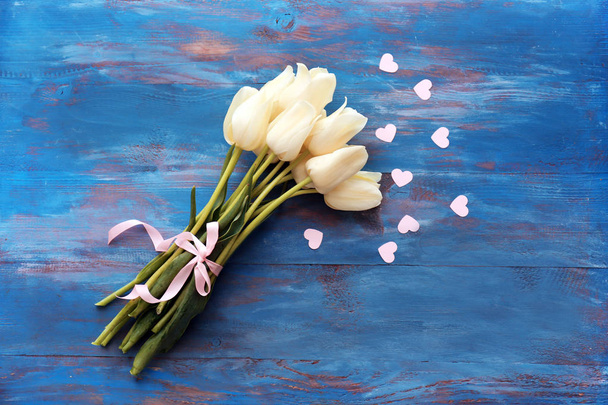 Kytice z krásné tulipány na dřevěné pozadí - Fotografie, Obrázek